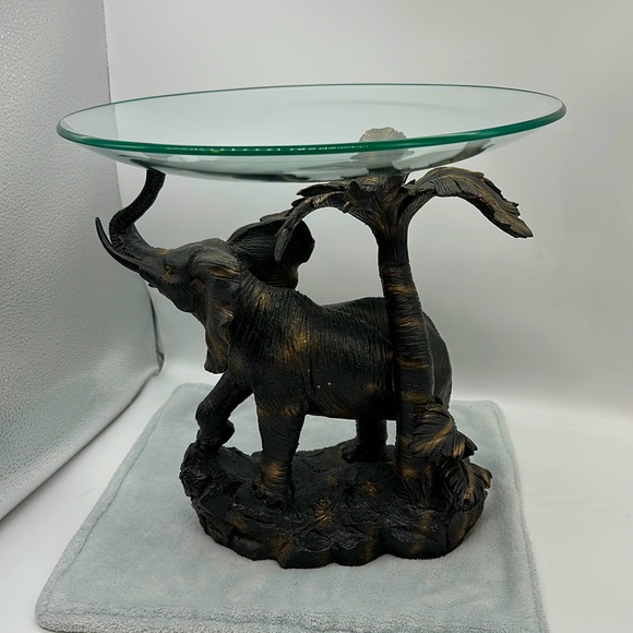 Table-Top Resin Elephant Replica with Palm Tree Holding up Clear Glass Disc Bowl - Picture 2 of 12